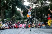 Mais de 20 palhaços do Brasil e América Latina se apresentam no Largo do Machado