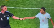 Mbappé entrega braçadeira para evitar cartão na Copa 2026