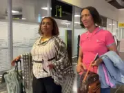 Mãe de Vozinha consegue visto e viaja para ver filho na Copa
