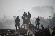 Mãe escava escombros em busca do filho após terremotos na Venezuela