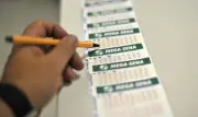 Mega-Sena sorteia R$ 6,3 milhões neste sábado; veja números 13, 39, 42, 44, 47 e 49