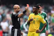 Meia sul-africano Themba Zwane pega gancho de três jogos na Copa