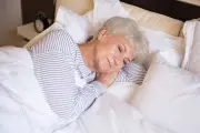 Melhor horário para acordar após os 60 anos: especialistas recomendam