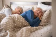 Melhor horário para idosos se levantarem da cama, segundo especialistas