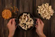 Melhores pipoqueiras: elétrica, panela ou silicone? Veja qual escolher