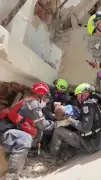 Menino de 11 anos resgatado com vida após três dias sob escombros na Venezuela