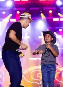 Menino de 9 anos realiza sonho ao tocar triângulo com João Gomes na Paraíba