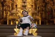 Menino Jesus de camisa mexicana atrai multidão à Catedral