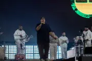 Menos é Mais transforma Festa do Peão em boteco com hits e fã especial