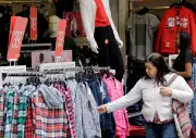 Mercado aguarda dados de varejo e decisões de juros globais