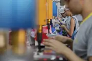 Mercado começa semana com PMI e foco em geopolítica