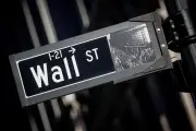Mercados globais brilham, mas Brasil sofre com fuga de capital e Ibovespa em queda