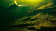 Mergulhadores registram píer submerso há 30 anos na Sibéria