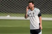 Messi treina com Argentina após família confirmar internação do pai
