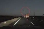 Meteoro bólido é filmado 'caindo' no céu do interior de SP
