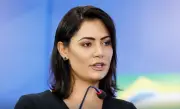 Michelle Bolsonaro planeja prorrogar prisão domiciliar e apoiar Flávio