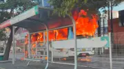 Micro-ônibus pega fogo na Av. Bezerra de Menezes em Fortaleza