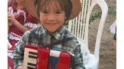 Miguelzinho, o menino do cuscuz, viraliza cantando forró
