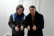 Milei posta foto com Flávio Bolsonaro e gera especulações