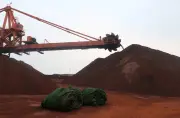Minério de ferro cai com aumento de embarques e demanda fraca na China