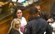 Monique Medeiros passa mal ao ver fotos da necropsia de Henry Borel e deixa júri