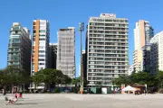 Moradores de prédios tortos em Santos buscam financiamento do BNDES