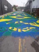 Moradores decoram ruas com verde e amarelo para a Copa do Mundo