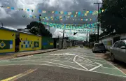 Moradores pintam 'Rua Argentina' de verde e amarelo para torcer pelo Brasil na Copa