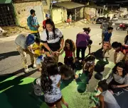 Moradores pintam rua em Campina Grande para celebrar a Copa do Mundo