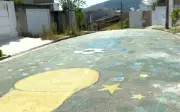 Moradores pintam rua em homenagem a Mauro Ramos, capitão da Seleção em 1962