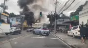Moradores protestam com barricadas em Jacarepaguá após jovem desaparecer