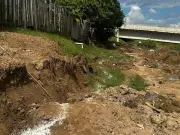 Moradores temem deslizamentos após queda de ponte no Acre