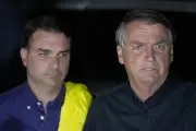 Moraes autoriza visita de Flávio Bolsonaro e família ao ex-presidente