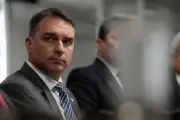 Moraes autoriza visita de Flávio Bolsonaro e netas ao ex-presidente