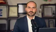 Moraes libera ação penal contra Eduardo Bolsonaro por suposta articulação de sanções dos EUA