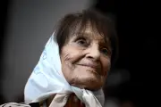 Morre Taty Almeida, líder das Mães da Praça de Maio, aos 95 anos