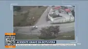 Motocicleta bate em carro e explode após caminhonete cortar frente em SC