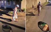Motociclista ajuda idosa com compras e viraliza em Goiás
