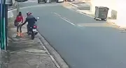 Motociclista assedia duas mulheres em Sorocaba; câmera flagra ataque