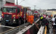 Motociclista cai em canal na Zona Norte de Aracaju; Bombeiros fazem resgate