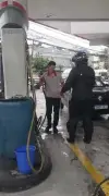Motociclista incendeia posto por gasolina adulterada na Freguesia
