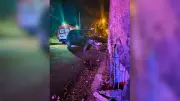 Motorista bêbado bate carro contra poste em Rio Preto; passageira ferida