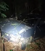 Motorista capota carro após fuga e carona é presa por tráfico em Muriaé