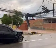 Motorista embriagado parte poste ao meio em acidente na Serraria