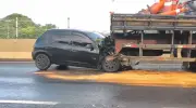 Motorista escapa ileso após carro bater em caminhão em Franca