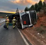 Motorista fica preso pela cabeça em tombamento de carreta na LMG-602