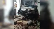 Motorista médico dorme ao volante e invade garagem em Votorantim