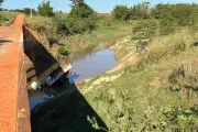 Motorista morre após caminhão cair de ponte em Emilianópolis (SP)
