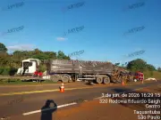 Motorista morre após carreta bitrem tombar na SP-255 em Taquarituba