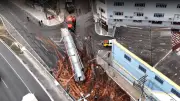 Motorista morre após carreta-cegonha cair de viaduto em Cariacica